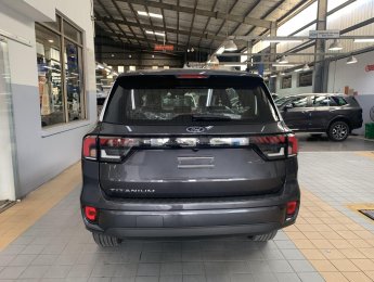Ford Everest 2022 - Màu xám xi măng, phong trần cuốn hút