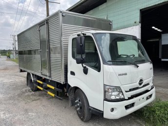 Hino XZU 2022 - Xe tải 3.5 tấn thùng kín 5.2m