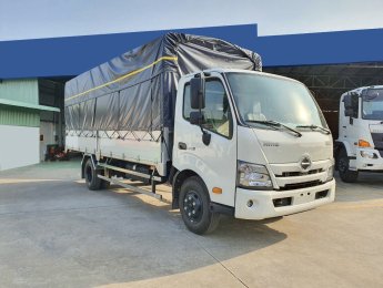 Hino XZU 2022 - Xe tải 5 tấn thùng mui bạt 5.7m