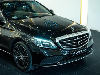 Mercedes-Benz C200 2020 - Màu đen, nội thất kem