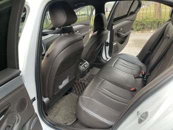 VinFast LUX A2.0 2021 - Xe màu trắng 