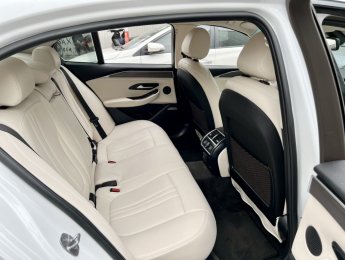 VinFast LUX A2.0 2020 - Xe màu trắng