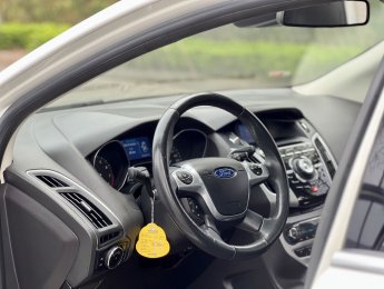 Ford Focus 2014 - Cần bán xe màu trắng