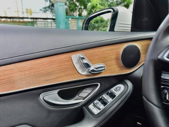 Mercedes-Benz GLC 250 2018 - Màu nâu Dolomite, nội thất đen sang trọng