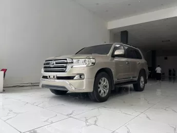 Toyota Land Cruiser LC200 2016 - Bán xe Toyota Landcruiser LC200 vàng cát xe sản xuất năm 2016 lịch sử bảo dưỡng hãng đầy đủ, cam kết xe đẹp không đâm đổ